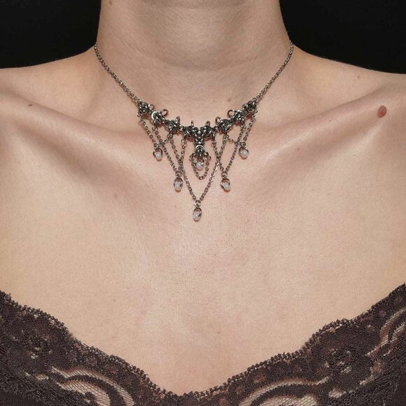 Gothic victorian silver and white pearl chandelier chainmail necklace - Picture 7 of 7